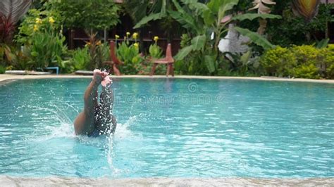 Jeune Jolie Femme Mince Dans Le Bikini Sautant Dans La Piscine Dans Le