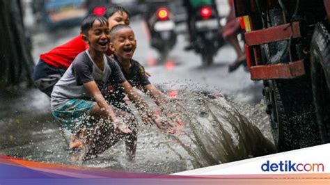 Hukum Pakaian yang Terkena Percikan Najis dari Genangan Air Hujan di Jalan