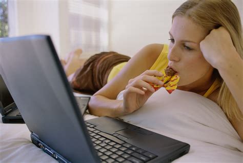 Is eating before I sleep sabotaging my weight loss? - Living Healthy