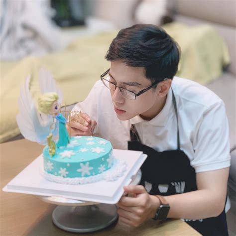 Hot boy cựu tiếp viên hàng không chia sẻ trải nghiệm trong nghề và hành trình bỏ việc đi bán