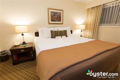 Royal Scot Hotel & Suites Review: What To REALLY Expect If You Stay