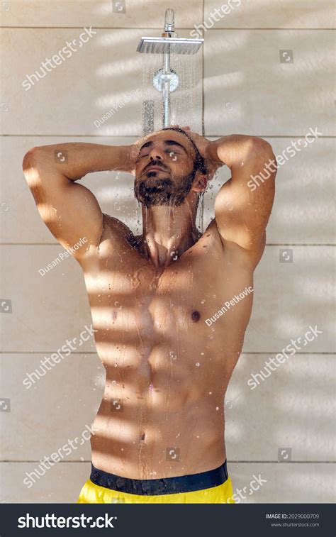 рез по запросу Half naked old man изображения стоковые фотографии и векторная графика