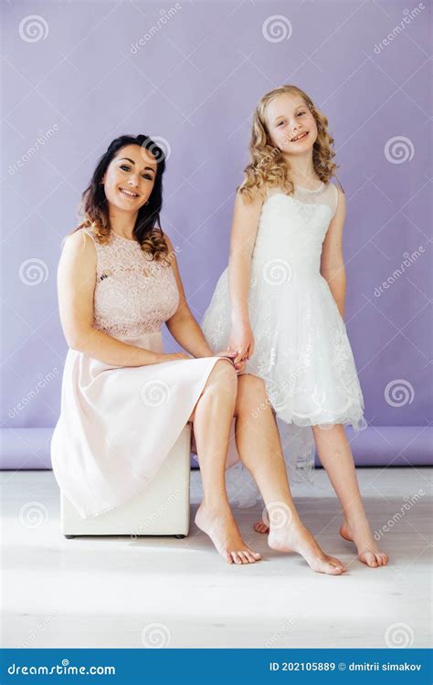 Maman Brunette Et Fille Blonde Portrait De Famille De L amour Image stock Image du mère
