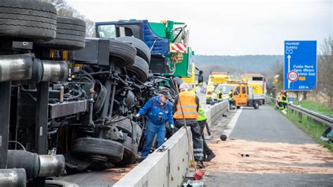 A7 Fulda Lkw Kippt An Baustelle Um Stundenlange Vollsperrung Fulda