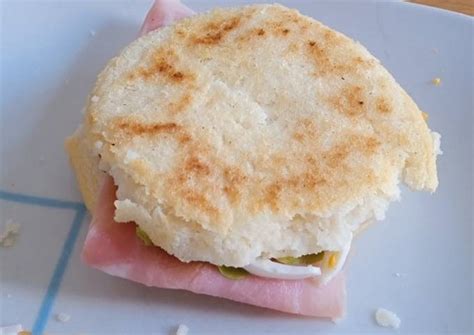 Arepa congelada con lechuga huevo cocido y jamón York Receta de Ivy