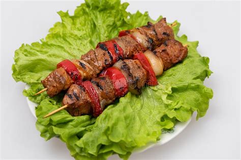 Pedazos De Carne Y De Verduras Fritas En Los Pinchos Que Mienten En Una