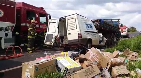 Motorista Morre Após Bater Furgão Na Traseira De Caminhão Em Cajuru Sp