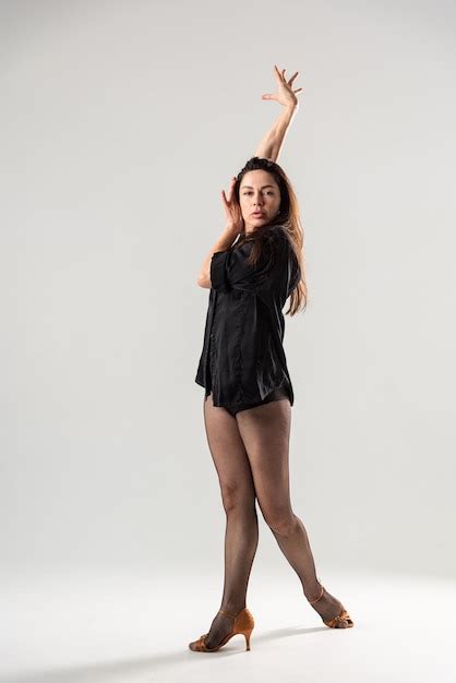 Bailarina Latina Apasionada En El Estudio Foto Premium