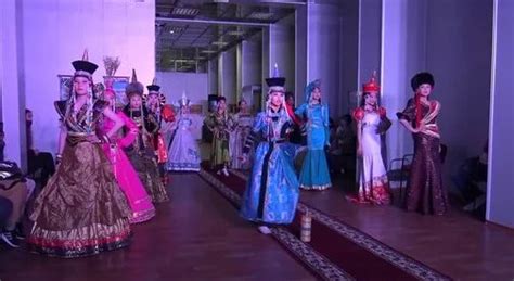 defile iunyx modelei