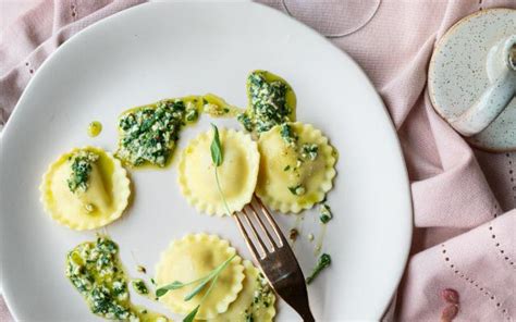 Ravioli Met Pesto Van Walnoten Salie En Blauwe Kaas Libelle Lekker