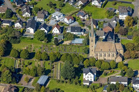 Luftaufnahme Grevenbrück Kirchengebäude St Nikolaus in Grevenbrück