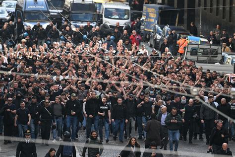 Napoli Eintracht Guerriglia Urbana Paura Tra La Gente Incendiata Un