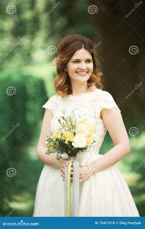 Bruid Mooie Jonge Blonde Vrouw In Het Park Met Bloemkroon En Boeket Op Een Warme De Zomerdag