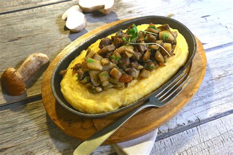 Polenta Funghi E Salsiccia La Ricetta Del Piatto Unico Ricco E Saporito