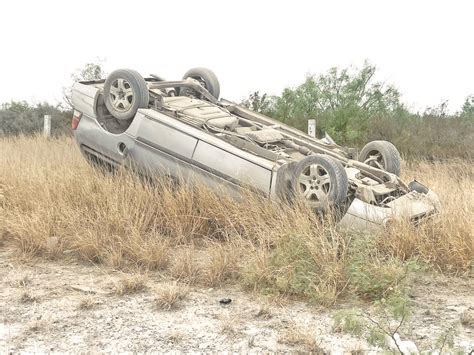 Pareja Vuelca En La Carretera Sabinas Monclova