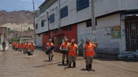 Ej Rcito Del Per Brinda Apoyo A Los Pobladores De Chep N Afectados Por