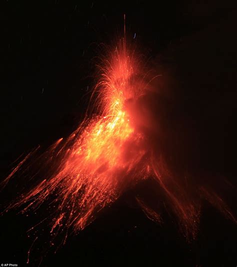 Stunning lava flow at Ecuador's Tungurahua volcano as it spews molten ...