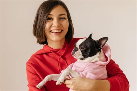 Enthousiaste Caucasienne Jeune Fille Brune Avec Son Chien Porter Un