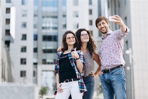 Trois Jeunes Gens Qui Font Lamour Photo Premium