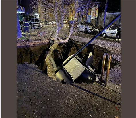 Voragine In Via Morghen Al Vomero La Strada Inghiotte Due Auto Ferito