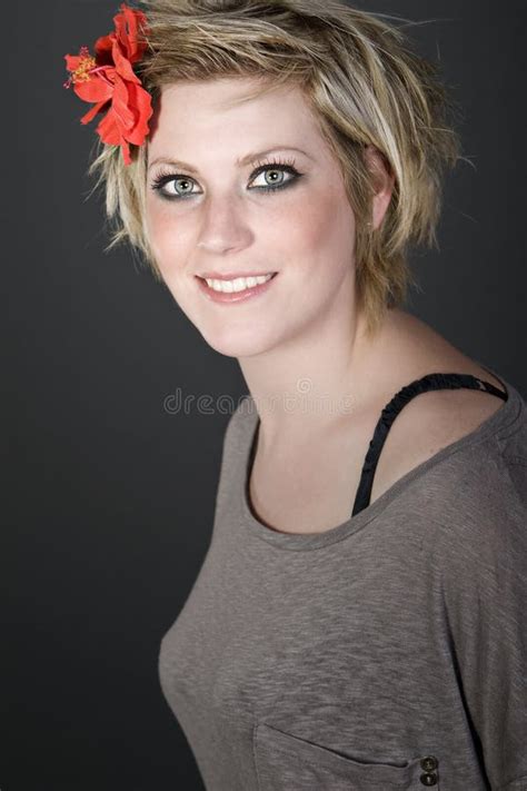 Fille Blonde Avec La Fleur Rouge Dans Son Cheveu Image Stock Image Du Fille Verticale