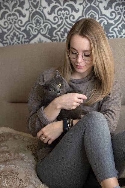 Linda Garota Se Senta Em Casa No Sof E Abra A Seu Gato Cinza Olhos