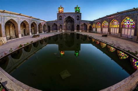 Interior Warna Warni Berikut Potret Masjid Nasir Ol Molk