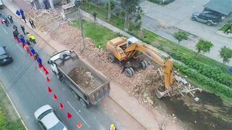 El Derby Municipalidad De Lima Limpia Restos De Cerco Derribado En El Jockey Club Lima El