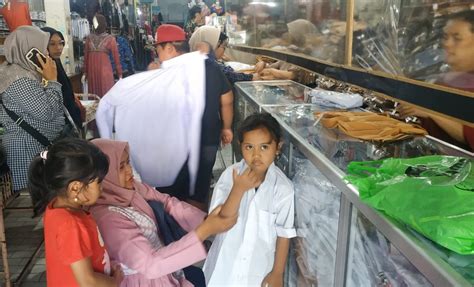 Toko Seragam Sekolah Di Surabaya Diserbu Pembeli Jelang Tahun Ajaran