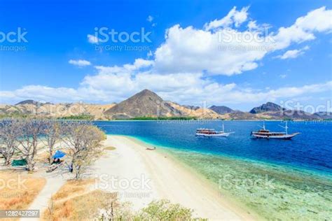 Pemandangan Panorama Pantai Dan Kapal Wisata Yang Berlayar Foto Stok