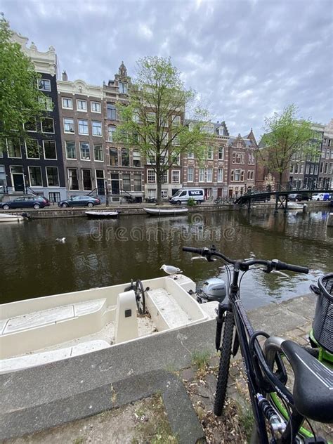 Calle Con Bicicletas Y Puente A Lo Largo Del Canal Y Antiguos Edificios