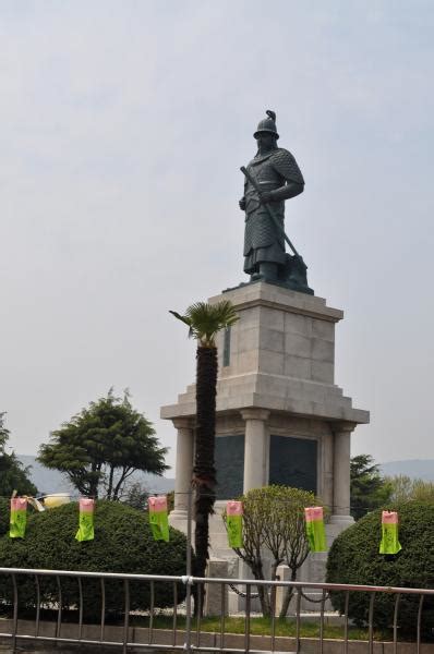 Admiral Yi Sun-shin Statue (Yongdusan Park) - Busan