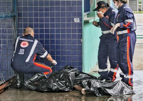 Olhos Arregalados E Facadas Pelo Corpo Homem Achado Morto Ao