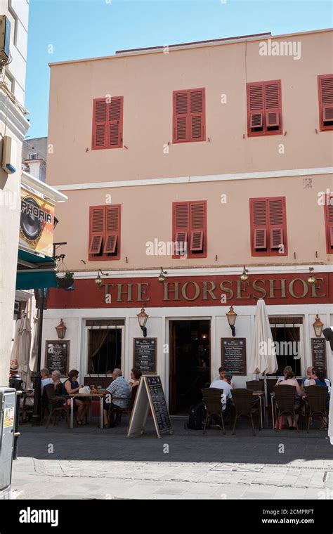 Ventanas Rojas De Pub Fotografías E Imágenes De Alta Resolución Alamy