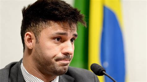 El político brasileño abiertamente gay que abandonó Brasil