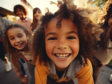 Foto de um grupo diversificado de crianças brincando juntas em um