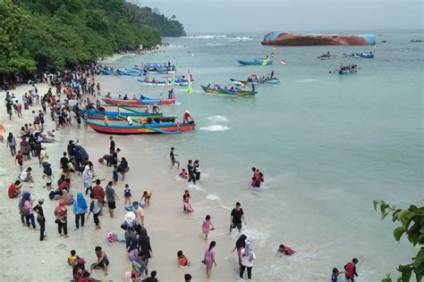 Destinasi wisata terbaik untuk wisata pantai di pulau jawa - WisataHits