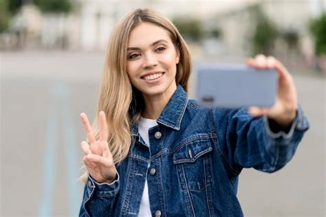 Jolie Fille Blonde Prenant Un Signe De Paix Selfie Photo Gratuite