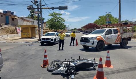 Motociclista fica ferido após colisão veículo em parque municipal