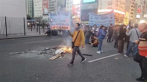 Manifestantes Se Concentran En El Obelisco En Repudio A La Muerte De