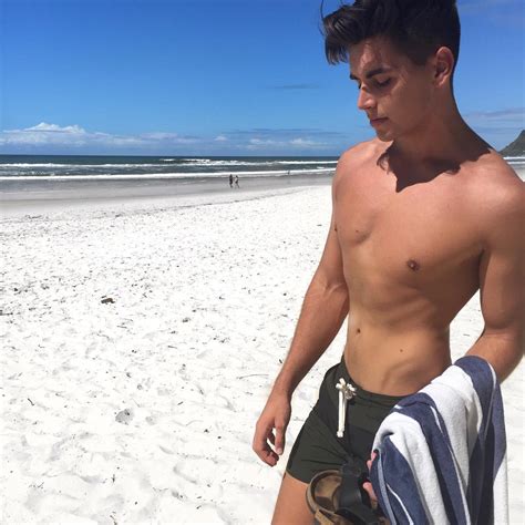 Hè nắng nóng nhưng trai đẹp này còn hot hơn cả mùa hè