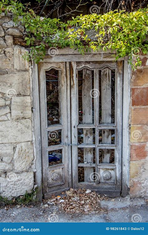 Porta De Madeira De Uma Casa Abandonada Imagem De Stock Imagem De