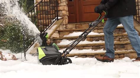 Аккумуляторный снегоуборщик Greenworks G-MAX 40V (модель GD40SB) - YouTube