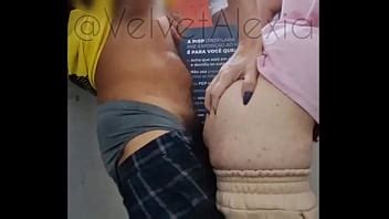 Sacando leche en el baño de la central de autobuses XVIDEOS