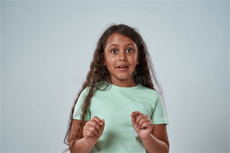 Retrato De Una Niñita Latina Mirando La Cámara Imagen de archivo Imagen de estudio lindo