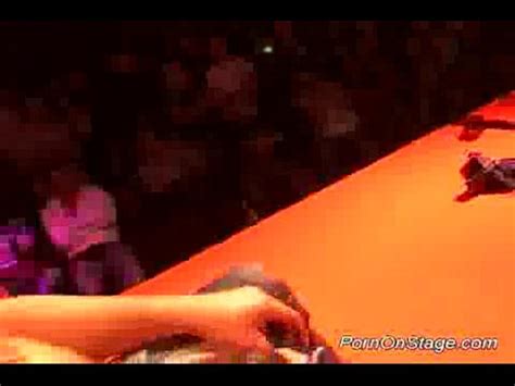 Tés de strippers gemelas en el escenario XVIDEOS