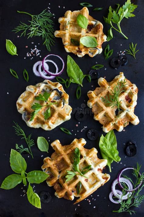 Galletas Sabrosas Con El Aguacate El Arugula Y El Huevo Frito Para El