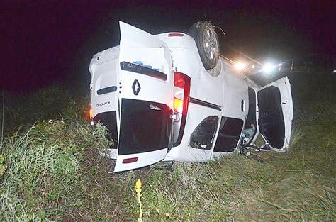 Un Veh Culo Utilitario Con Seis Ocupantes Colision Un B Falo Y Volc