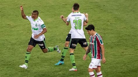 Sob vaias no Maracanã Fluminense é derrotado pelo América MG e deixa G