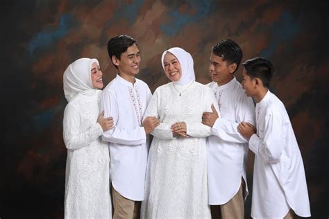 Anak Berbakti, 10 Potret Kedekatan Lesti Kejora dan Orangtua